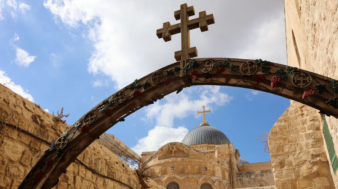 Blick von der Via Dolorosa auf die Grabeskirche in Jerusalem