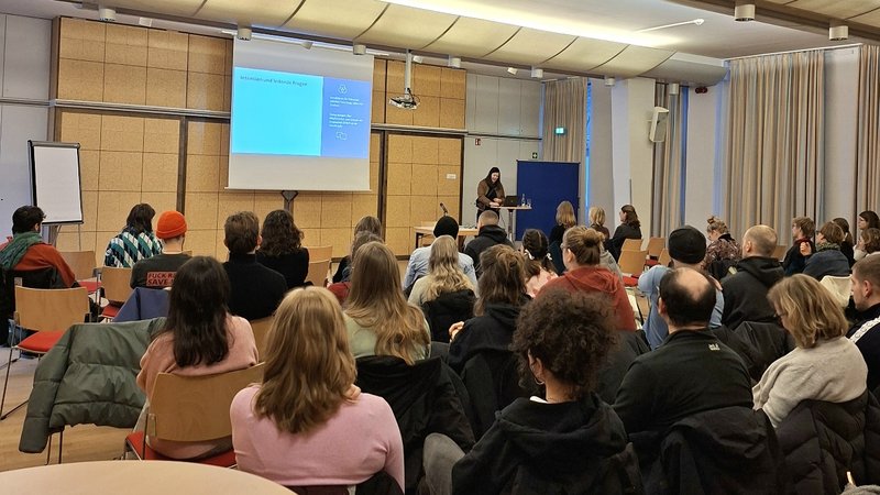 Gut besuchter Wichernsaal des Rauhen Hauses.