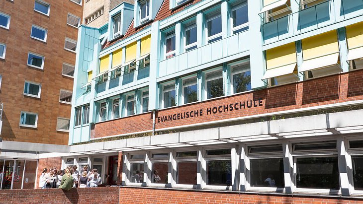 Studierende stehen vor der Evangelischen Hochschule für Soziale Arbeit und Diakonie Hamburg.