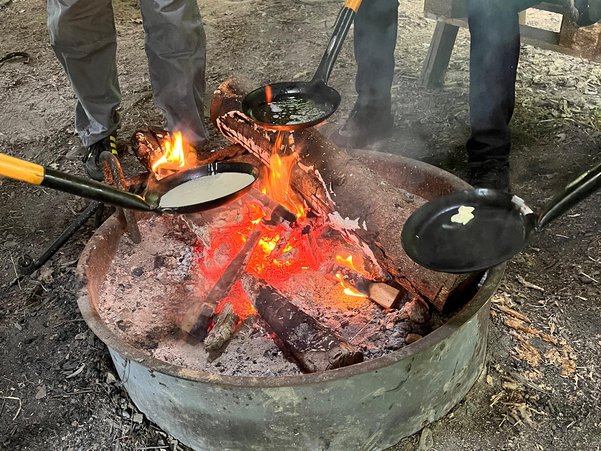 Den Abend zusammen am Lagerfeuer ausklingen lassen.
