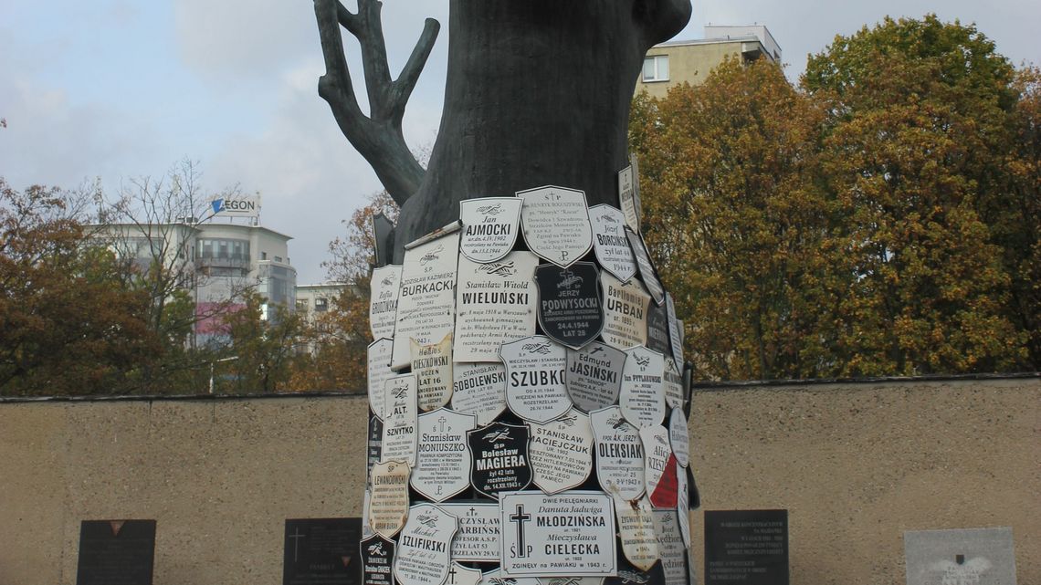 Eine Baumskulptur aus Bronze zum Gedenken an das Gefängnis und KZ Pawiak in Warschau