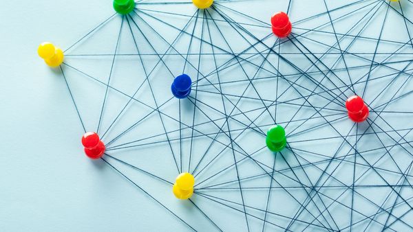 Netzwerk - Fäden verbinden verschiedene Stecknadeln miteinander