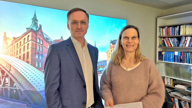 Dr. Andreas Theurich, Vorsteher des Rauhen Hauses, ernennt Prof. Dr. Kristina Dronsch offiziell zur neuen Präsidentin der Evangelischen Hochschule.