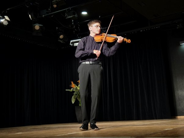 Ein Schüler der Wichern-Schule mit seiner Violine.