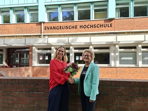 Präsidentin Prof. Dr. Kristina Dronsch begrüßt Verena Fritsche an der Hochschule.
