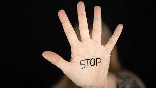 Eine Hand mit der Aufschrift "Stop"