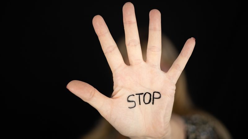 Eine Hand mit der Aufschrift "Stop"