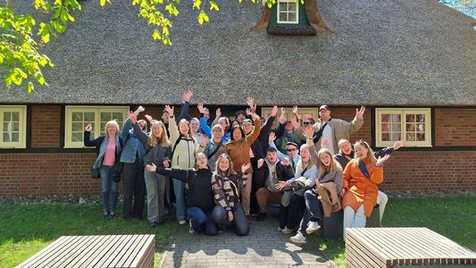 Besuch aus Aarhus: Studierende und Kolleginnen aus der Diakonenhochschule aus Aarhus vor dem Rauhen Haus auf dem Stiftungsgelände.