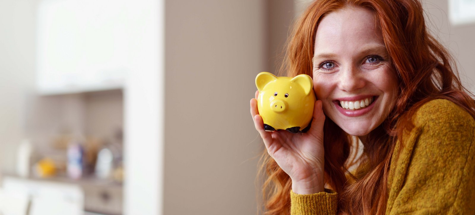 Frau mit Sparschwein in der Hand