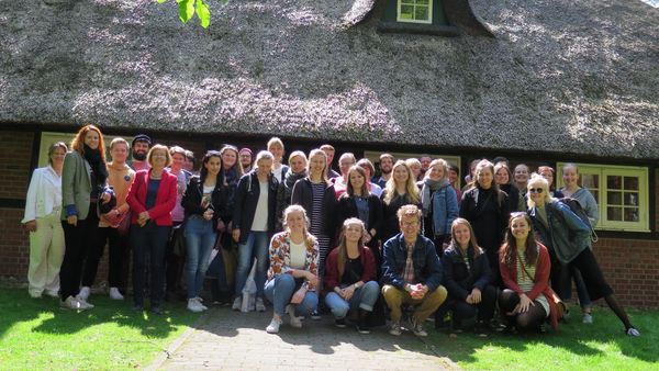 Studierenden-Austausch: Gruppe der Besucher aus Aarhus vor dem Alten Haus.
