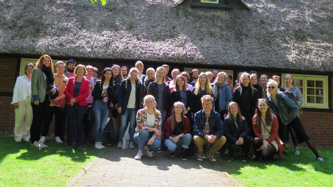 Studierenden-Austausch: Gruppe der Besucher aus Aarhus vor dem Alten Haus.
